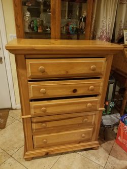 Broyhill Fontana Wood Chest of 5 Drawers Dresser Honey Pine Color
