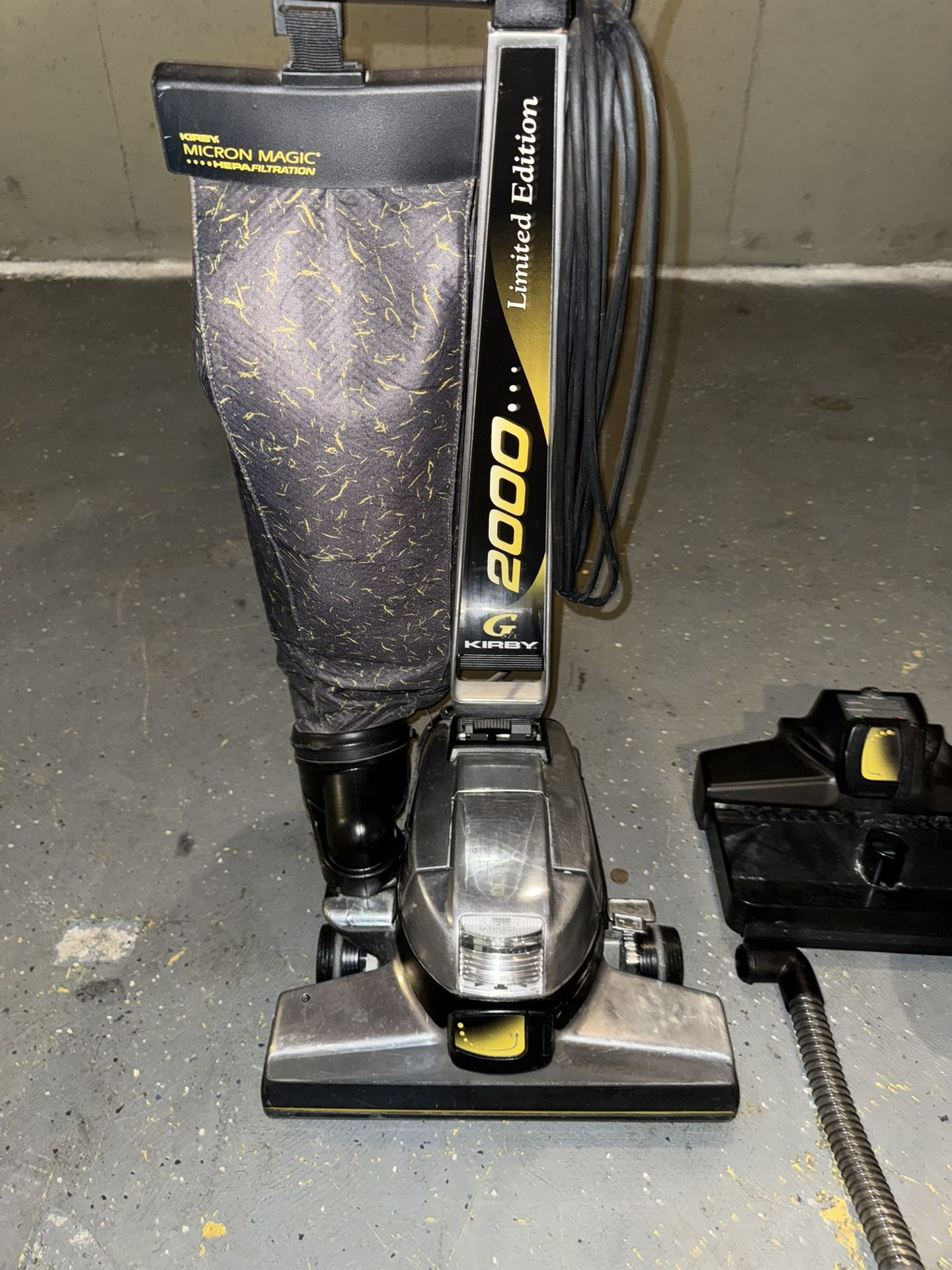 Kirby 2000 Limited Edition Upright Vacuum Cleaner – Works Great!