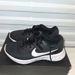 Size 8 Ladies - Nike Revolution 6