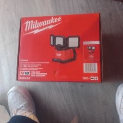 Milwaukee Dual Power Triple Panel Flood Light