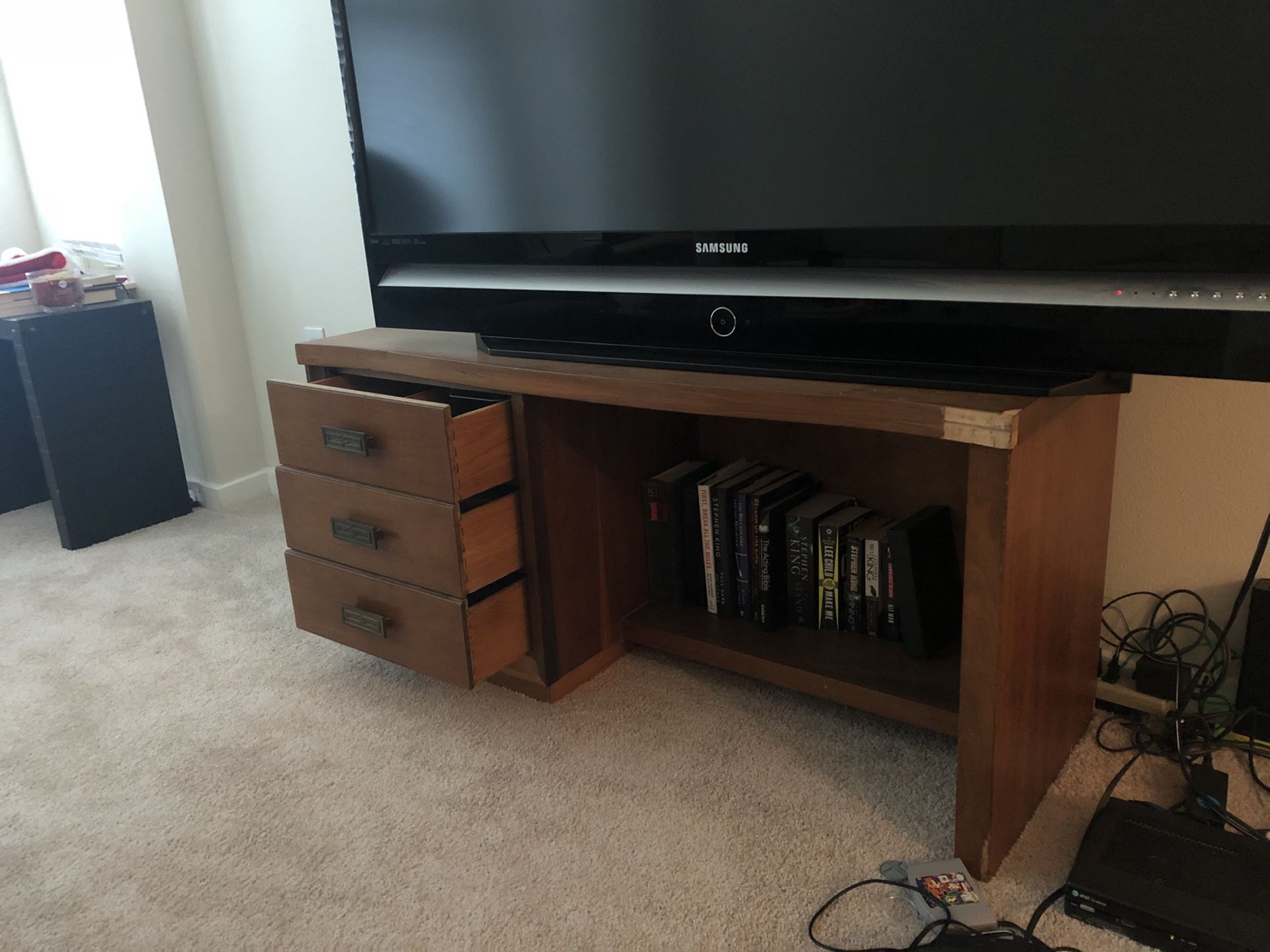 Small desk/tv stand- rustic look! Free - just pick up!