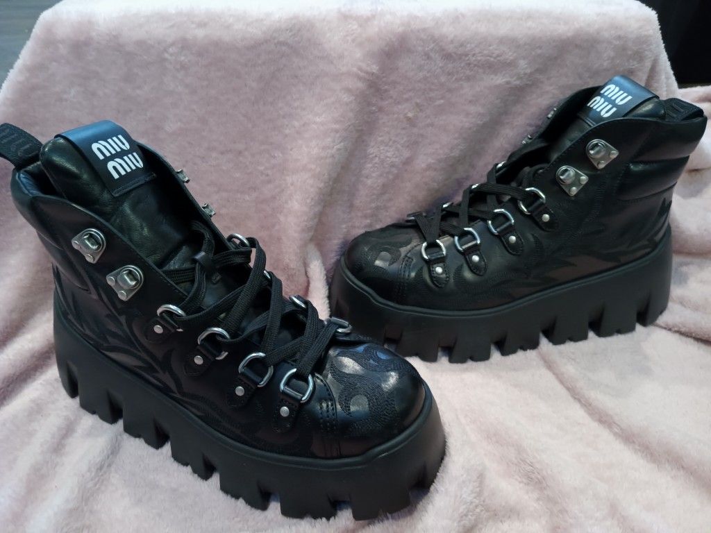 Size 40.5 Miu Miu Black Women's Leather Ankle Boots with flame Embroidery $ 500!! Brand New