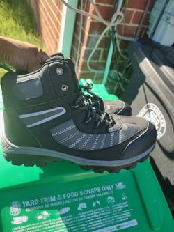 New Men's Size 9 Grey & Black Boots