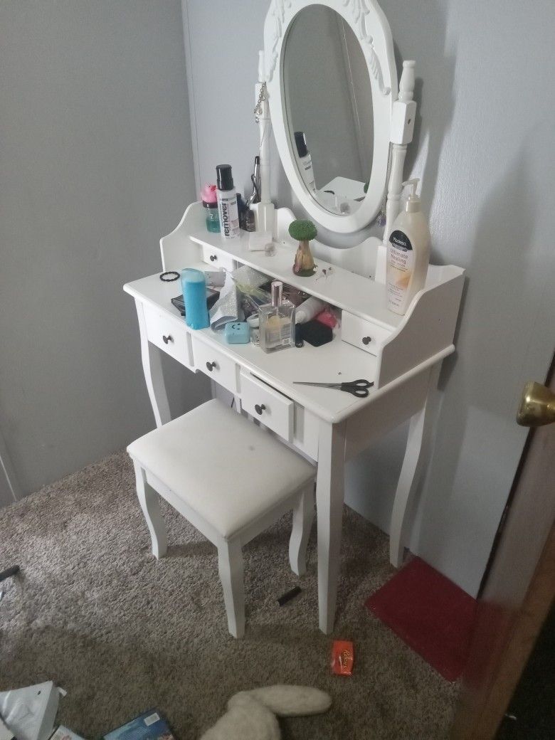 Vanity $ 40. Like New.  Can  Deliver