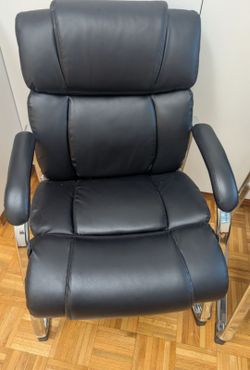 Black leather guest chair sonada light but strong sleek office studio