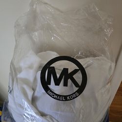 Pre-Own Large Like New Micheal Kor Bag