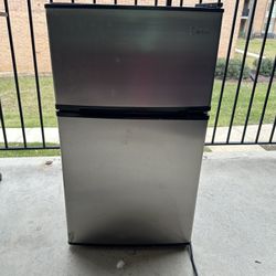 Mini Refrigerator With Freeze