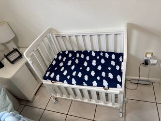 White Wooden Baby Crib with Mattress/ cuna pequeña