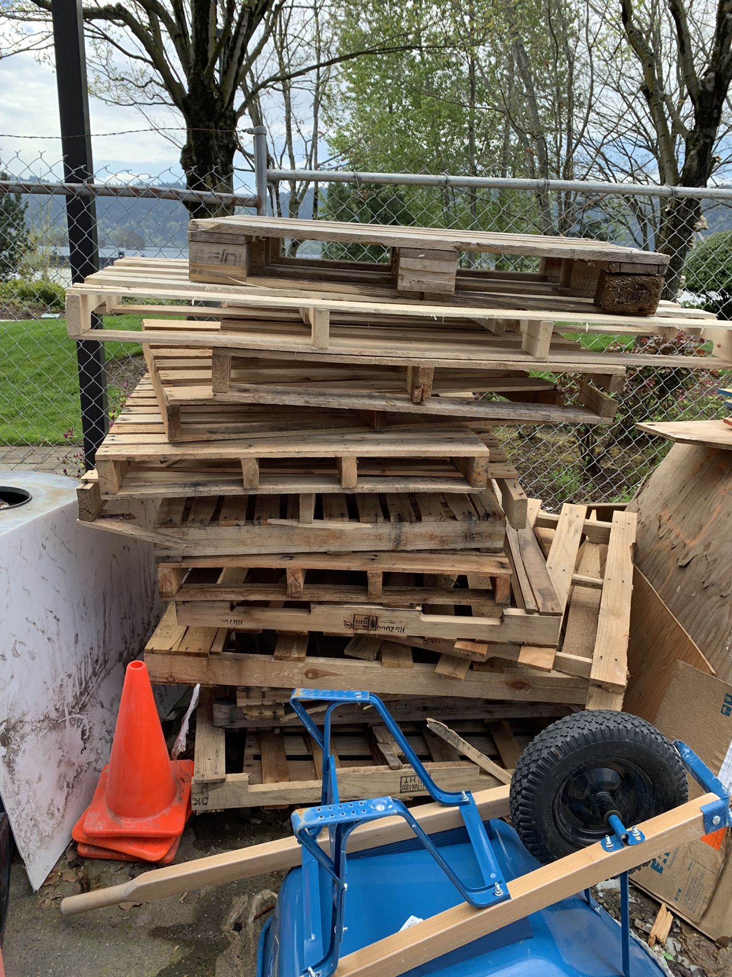 Free wood pallets