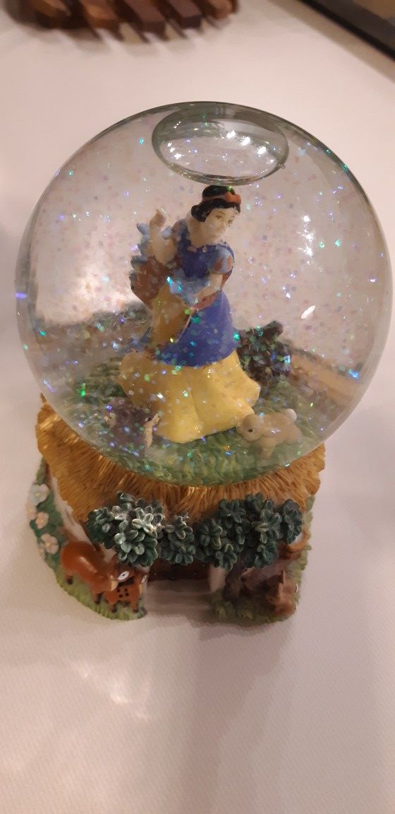 Disney Snow White Musical Snow globe