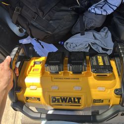 DeWalt 20V MAX Portable Charging Station