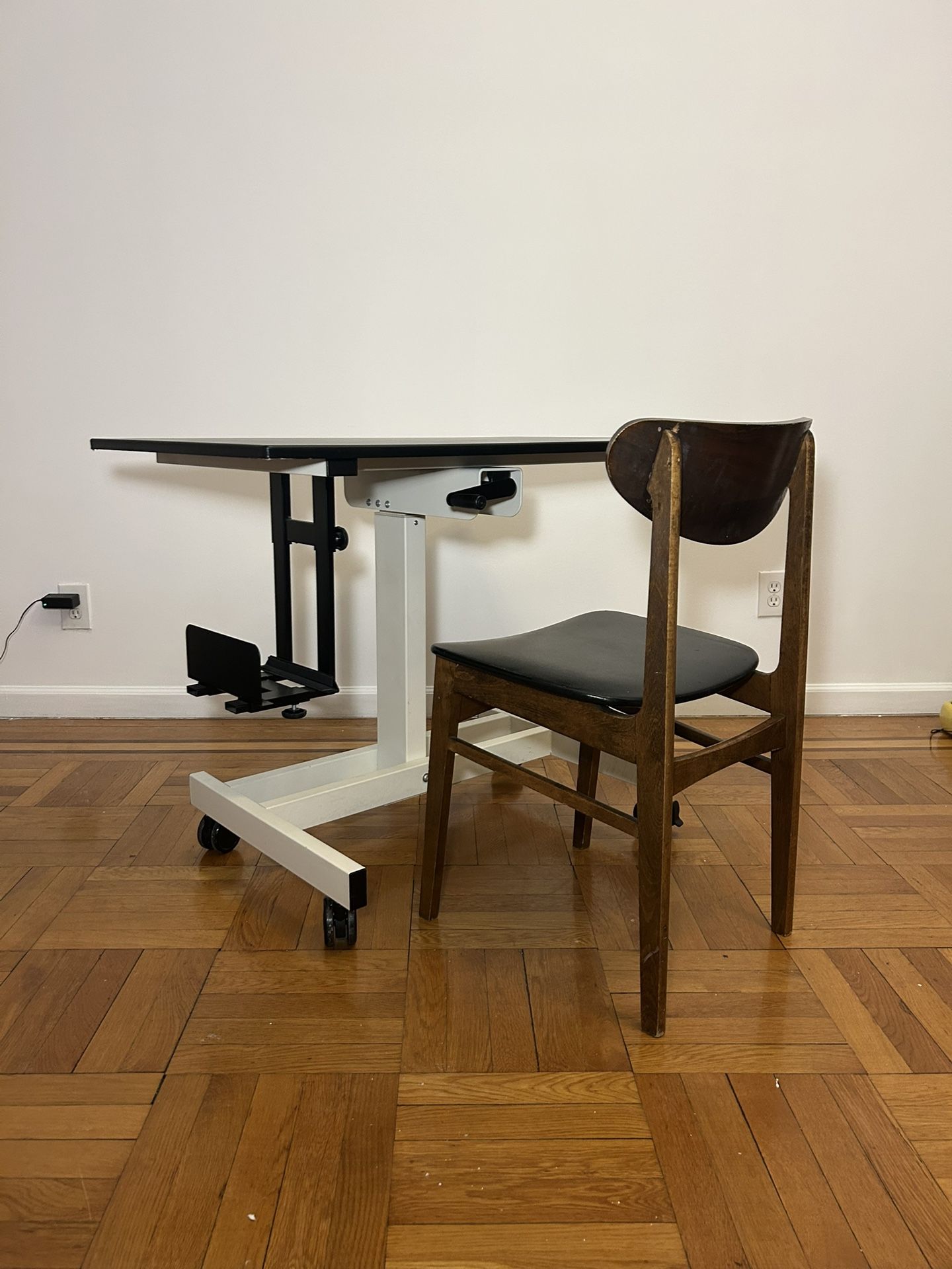 Modern Luxor Adjustable Standing Desk