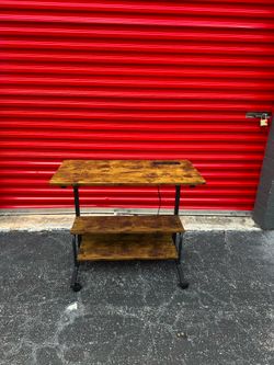 DESK WITH CHARGING / IN GREAT CONDITION/ DELIVERY NEGOTIABLE