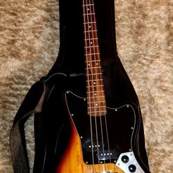🎸 Squier by Fender Bass Guitar – Sunburst – Excellent Condition + Accessories