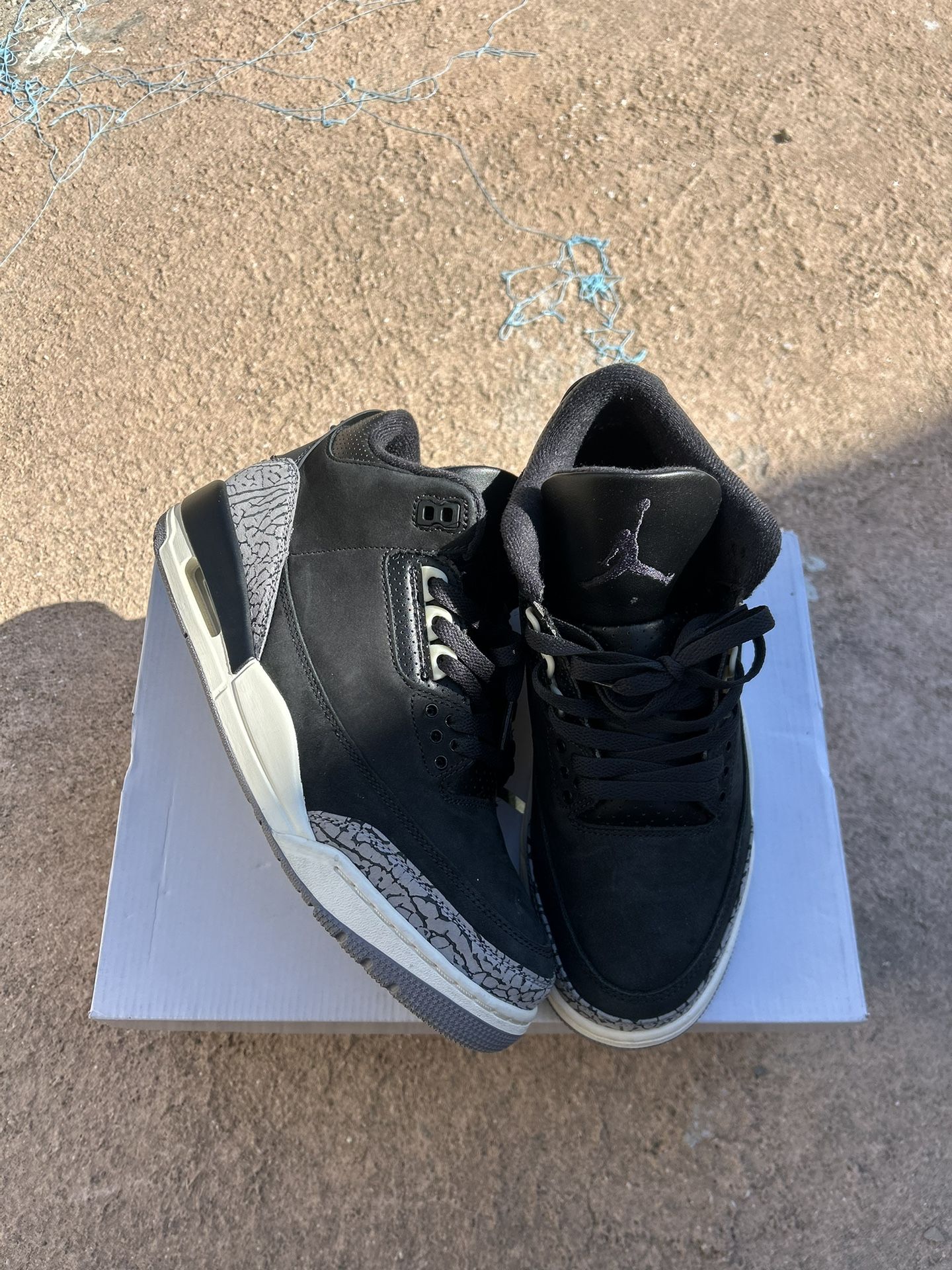 Black Jordan 3s Size 8.5