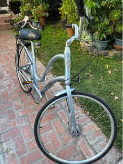ELECTRA TOWNIE 8 SPEED ON THE NEXUS HUB WITH ROLLER HAND BRAKES GOOD CONDITION 700 wheels for a tall lady. Ready to ride. See my other bikes. Thanks