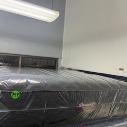 QUEEN SIZE SIMMONS BEAUTYREST WORLD CLASS MATTRESS & BOX SPRING BED SET