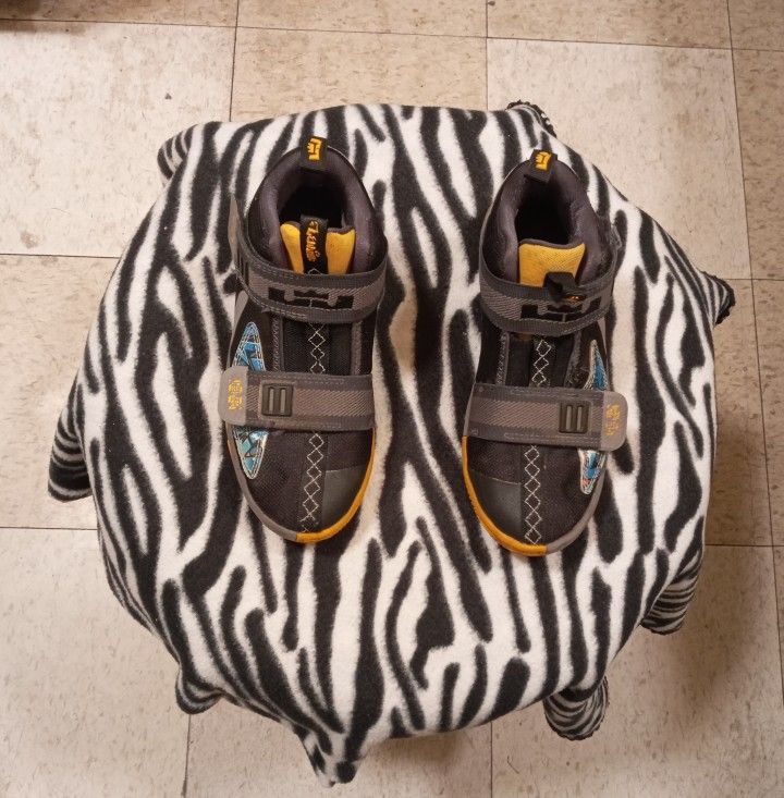 Boys' shoes Size 2 y / Tenis Para Niño