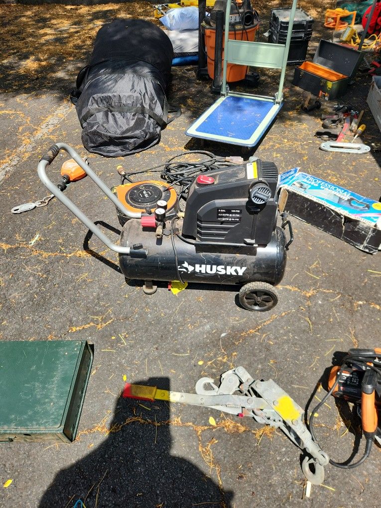 husky 8 gallon air compressor 100$ obo
