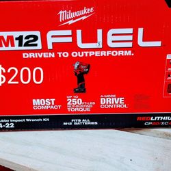 Milwaukee 3/8 Stubby Set Comes With 2 Batteries Charger And Tool Bag 