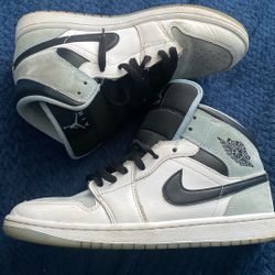 jordan 1 mid SE “ice blue”