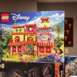 Lego 43245 The Magical Madrigal House New