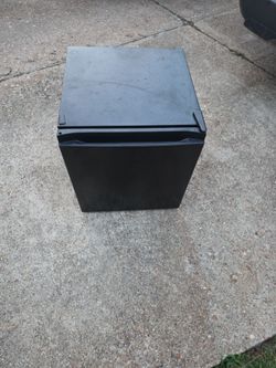 super clean hisense dorm refrigerator  cube style