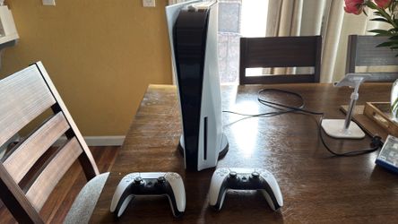 PlayStation 5 + 2 controllers