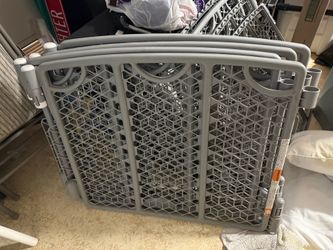 Play pen gates