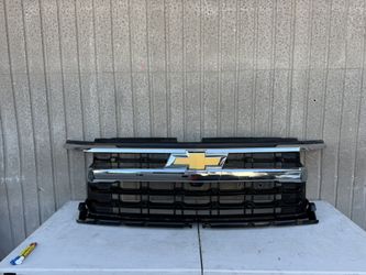 2022 2023 2024 2025 Chevy Chevrolet Silverado 1500 Front Bumper Grille Grill Parrilla Original Used OEM * CRACKED CHROME AND BROKEN ON THE BACK<