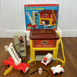Vintage 1980 Fisher Price Play Family FIRE STATION #928 Little People W/Box