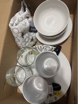 Box of bee themed dishes 🐝