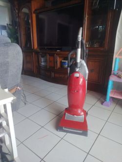 MIELE Dynamic UL Upright Vacuum  Cleaner Red Rare used Dynamic Modelo S7280  mielo (contact info removed) Mielo. Tower plus automatic  HiHl Adjustable