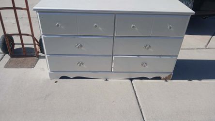 White 6 Drawer Dresser (Delivery Available)