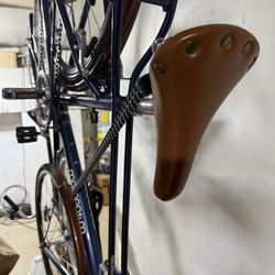 Amazing Road Bike! It’s A giant….quality Built In.  It’s Super Light Weight Too. The Bike Rack Is All ONE FRAME. amazing Bike. 