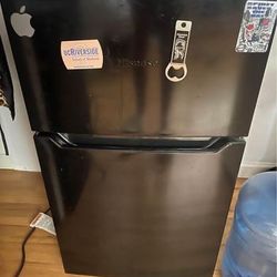 Mini Fridge W Freezer