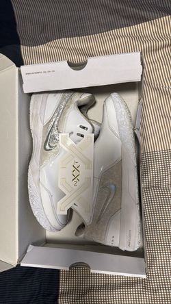 ZM LEBRON NXXT GEN AMPD SIZE 13 WHITE / SMOKE GREY  BLANC / GRIS FUNE CLAIR
