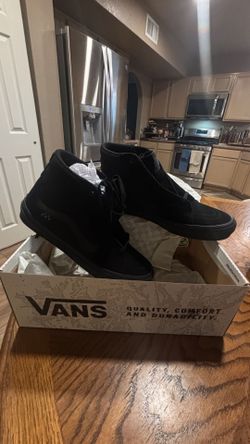 NEW VANS MENS SHOES SIZE 12