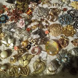 Vintage Broaches And Pins And Pendants All For One Price.wont Sell Seperate Sorry