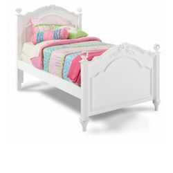 Elegant White Twin XL Bed Frame – Classic Style, Excellent Condition 