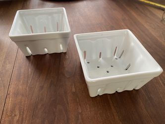 Crate And Barrel Porcelain White Berry Box Bowl