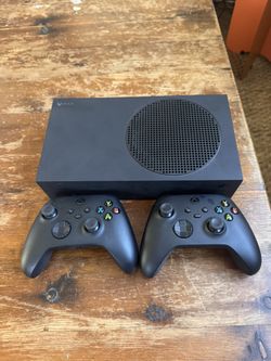 New Xbox Series S + 2 Controllers (barely Used)