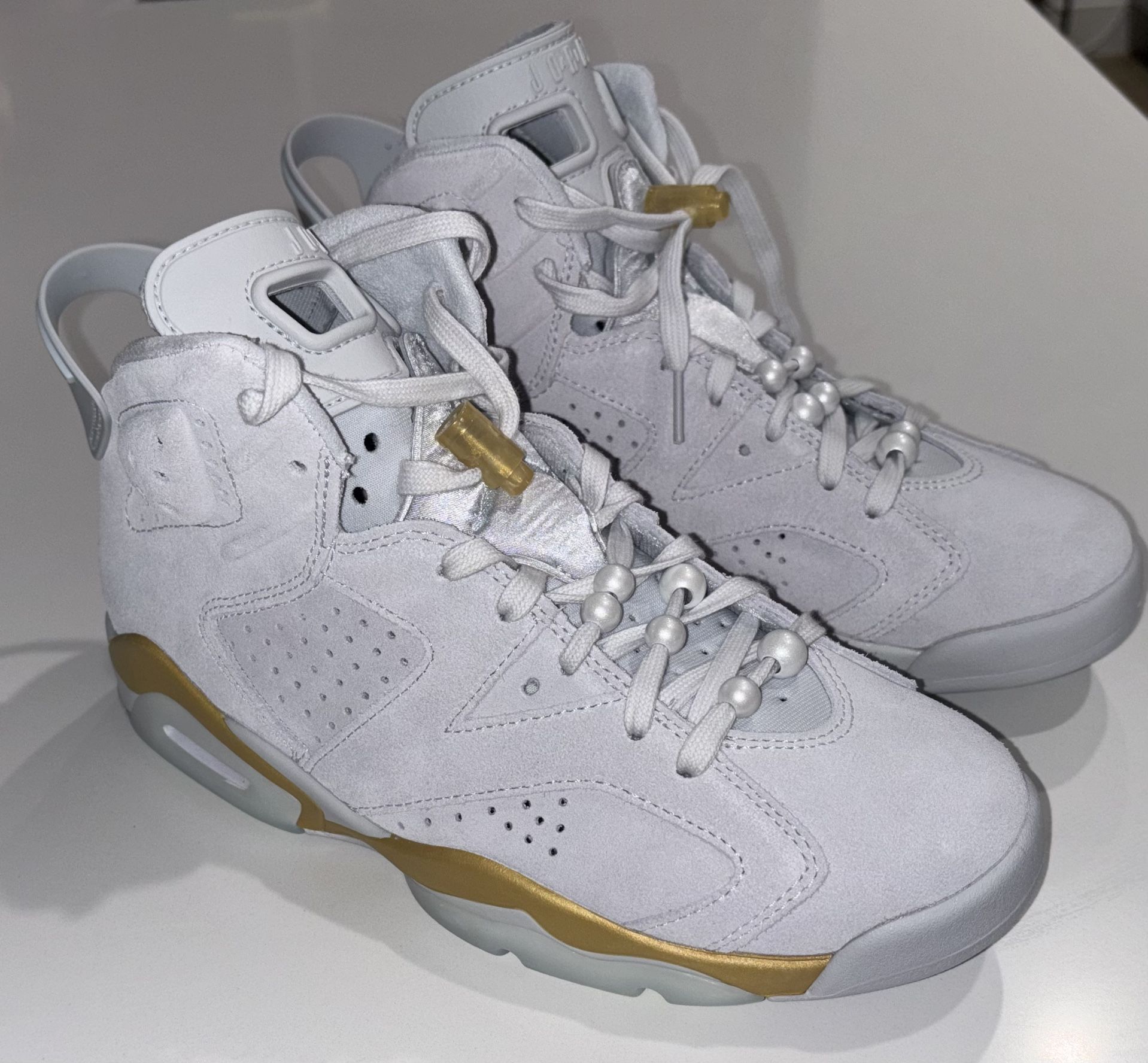 Woman’s Jordan Retro 6 “Pearl" Pure Platinum/Glacier Blue