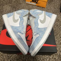 Jordan 1 Hyper Royal 