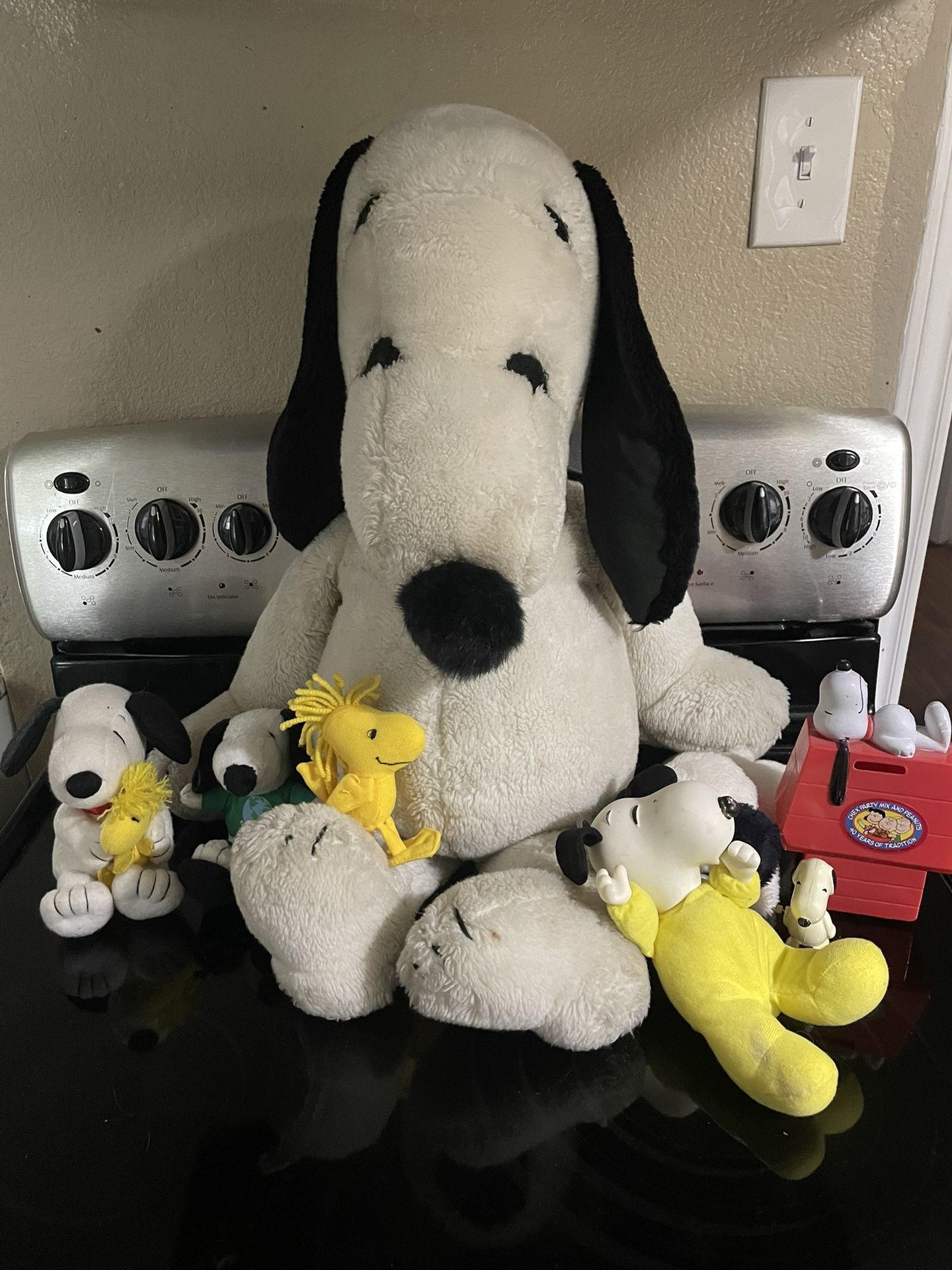 Vintage 18in Snoopy 1968 with Snoopy Toys