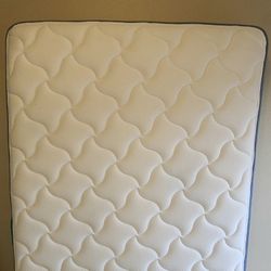 Beautiful Queen Mattress *Barely used*