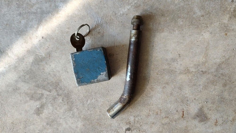 Lockable Trailer Hitch Retaining Bar