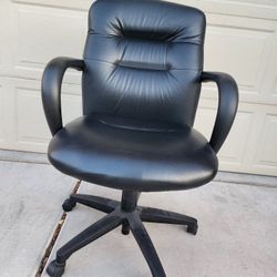 Very Comfortable Adjustable Office Chair(FREE DELIVERY)(READ DESCRIPTION)