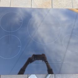 The Samsung 30-inch 4-Element Smart Induction Cooktop with Digital Touch Controls (NZ30A3060UK/AA) is a powerful and energy-efficient cooktop with Wi-