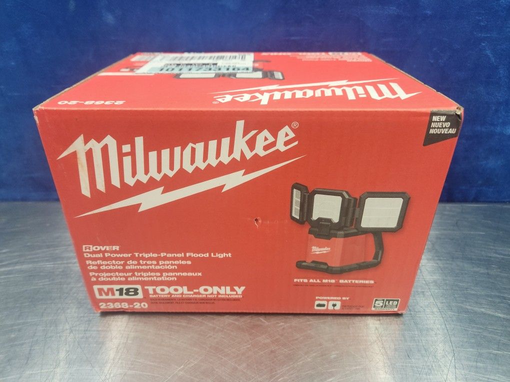 Milwaukee Dual Power Triple-panel Flood Light